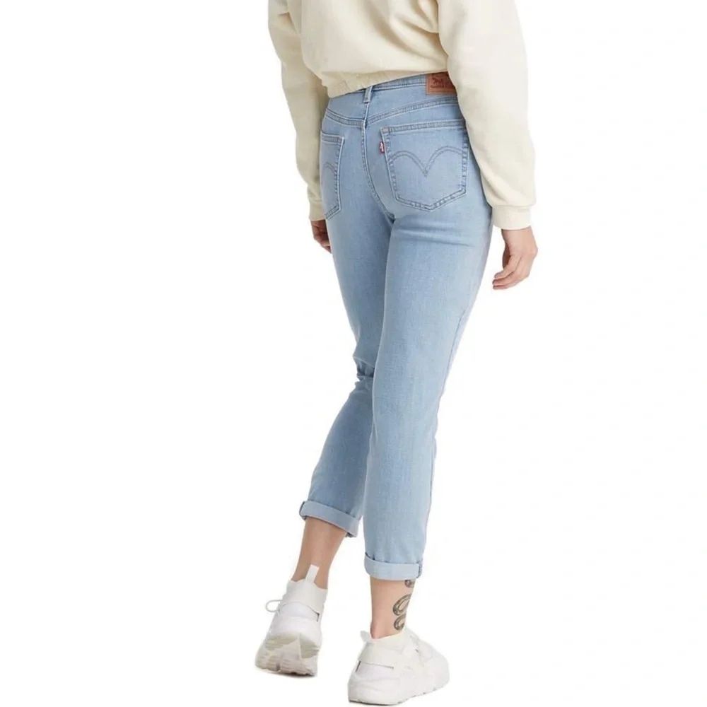 🌻NEW (w/tags) Levi's Light Wash Boyfriend Jeans Women's Size 4 or 27